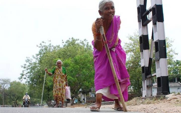 Andhra Pradesh: YSR Pension Kanuka scheme starts from today, people can avail from anywhere in the state YSR Pension Kanuka: నేటి నుంచి వైఎస్సార్‌ పెన్షన్‌ కానుక.. వారికి కూడా అందిస్తామన్న ప్రభుత్వం..