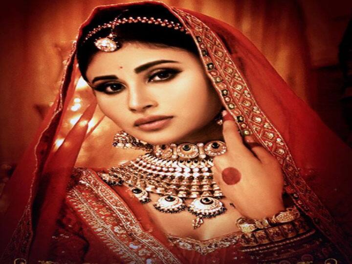 खबर है कि जनवरी में मौनी रॉय दुल्हनिया बन जाएंगीं और उनका दूल्हा होंगे सूरज नाम्बियार. मीडिया रिपोर्ट्स की माने तो मौनी के कजिन ने खुद उनकी शादी के बारे में ये खुलासा किया है. अब सवाल ये कि सूरज नाम्बियार हैं कौन? (फोटो – सोशल मीडिया)