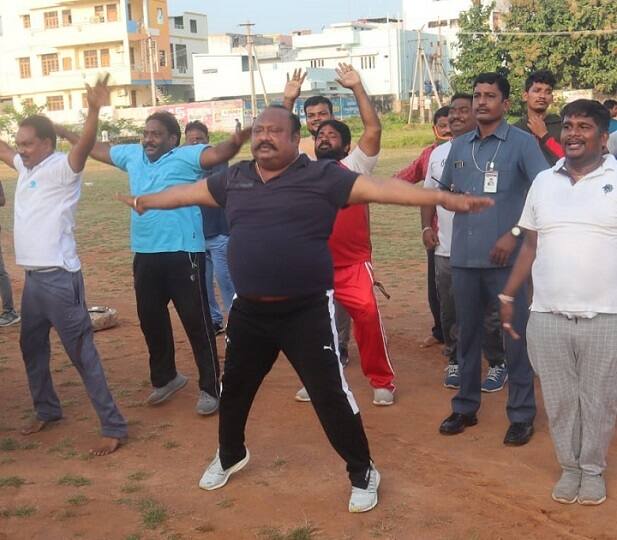 Minister Gangula Kamalakar participates in Morning walk in Huzurabad city amid bypoll Huzurabad News: హుజూరాబాద్‌లో ప్రచార వ్యూహాలు షురూ.. మార్నింగ్ వాక్‌లో మంత్రి, గ్రౌండ్‌లో ఎక్సర్‌సైజులు