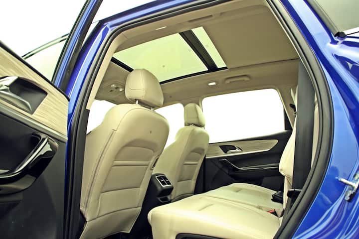 AX और MX दोनों ट्रिम लेवल्स हैं जिनमें एमएक्स अधिक अफॉर्डेबल एडिशन है और एएक्स बेहतर ट्रिम है. एमएक्स की तुलना में एएक्स के अधिक वेरिएंट और ज्यादा ऑप्शंस हैं क्योंकि एमएक्स सिर्फ मैनुअल 5-सीटर फॉर्म में आती है. AX रेंज लग्जरी पैक के साथ AX3, AX5, AX7 और AX7 से शुरू होती है. इनमें दो इंजन ऑप्शंस है. 200PS और 380Nm के साथ एक टर्बो-पेट्रोल 2.0l जो या तो 6-स्पीड मैनुअल या 6-स्पीड टॉर्क कन्वर्टर ऑटोमैटिक के ऑप्शंस के साथ आता है. एक 2.2 लीटर डीजल है जो अलग-अलग पावर आउटपुट के साथ आता है. लोअर स्पेक ट्रिम एमएक्स मैनुअल के साथ 155 पीएस वेरिएंट के साथ 360 एनएम के साथ आता है. इस बीच AX का 185 PS संस्करण 420 एनएम (मैनुअल) / 450 एनएम (ऑटोमैटिक) के साथ है. चुनिंदा डीजल वेरिएंट भी चार ड्राइव मोड (ज़िप, जैप, ज़ूम) और एक कस्टम मोड के साथ आते हैं.