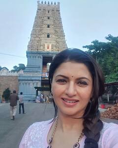 Bhagya Shree Photos: సింహాచలం ఆలయాన్ని దర్శించుకున్న అలనాటి అందాల నటి భాగ్యశ్రీ