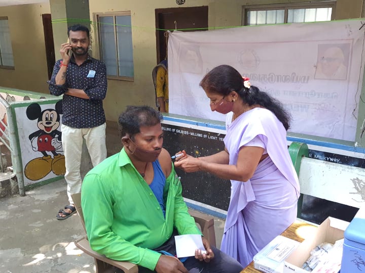 In Theni, 33,307 people were vaccinated in a single day - so far 8 lakh vaccines have been given தேனியில் ஒரேநாளில் 33,307 பேருக்கு தடுப்பூசி -  இதுவரையில் 8 லட்சம் தடுப்பூசிகள் செலுத்தப்பட்டுள்ளன