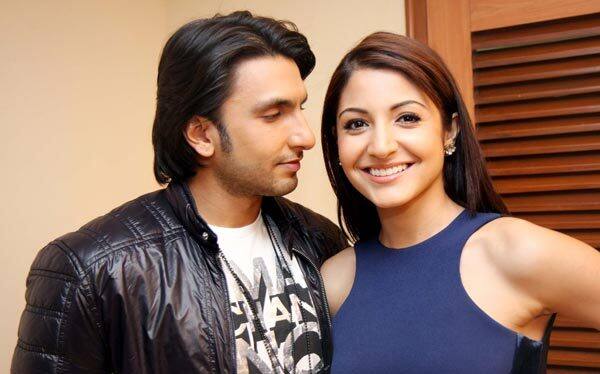 Ranveer Singh - Anushka Sharma: रणवीर सिंह ने अनुष्का शर्मा के साथ फिल्म 'बैंड बाजा बारात' से अपने करियर की धमाकेदार शुरूआत की थी. मीडिया रिपोर्ट्स के मुताबिक, इसी फिल्म की शूटिंग के वक्त ही दोनों एक-दूसरे को दिल दे बैठे थे, लेकिन साल भर के अंदर ही दोनों का ब्रेकअप हो गया था. ब्रेकअप के बाद रणवीर और अनुष्का ने फिल्म 'दिल धड़कने दो' में एक साथ स्क्रीन शेयर की थी.