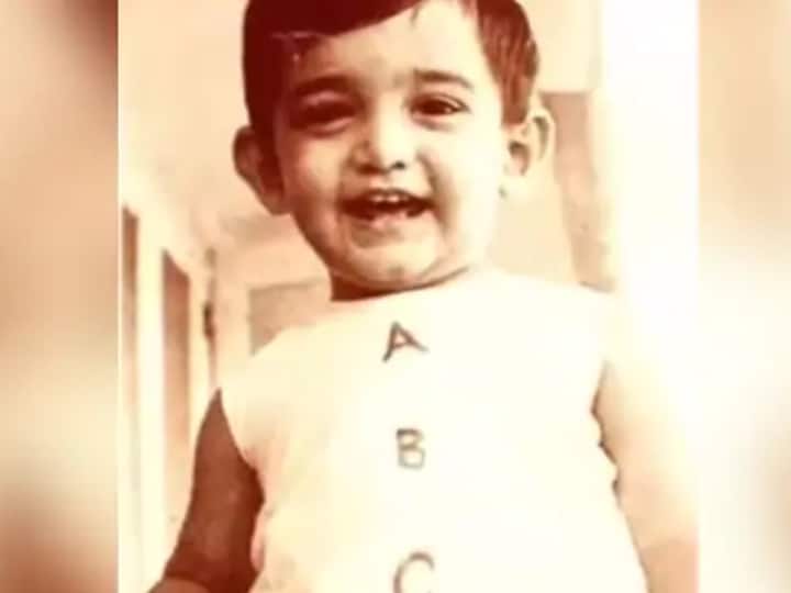 The big star of Bollywood is this cute child seen in the photo know what is his name Throwback: बॉलीवुड का बड़ा सितारा है फोटो में नजर आ रहा यह प्यारा बच्चा, जानिए क्या है इनका नाम