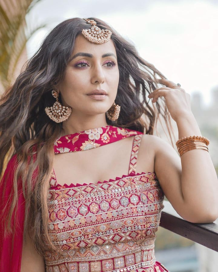 हिना खान इन लेटेस्ट तस्वीरों में लाल रंग के सूट में नजर आ रही हैं और बेहद ही खूबसूरत लग रही हैं. उनकी अदाओं का जादू फिर एक बार फैंस पर चल रहा है. (फोटो – सोशल मीडिया)