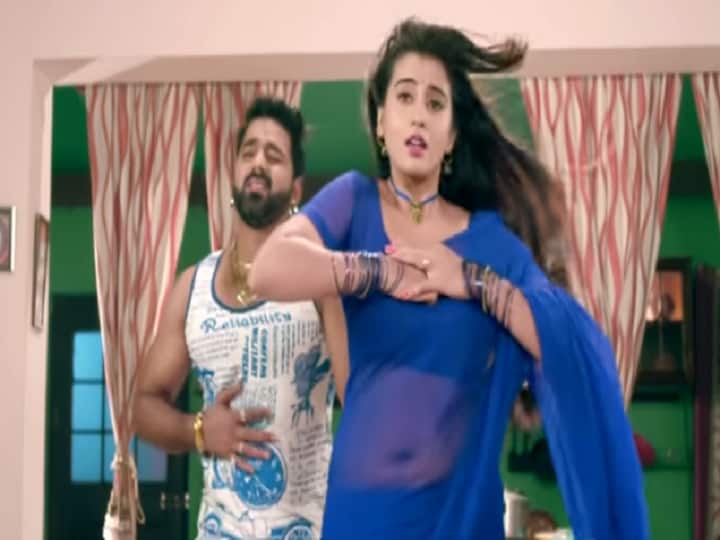 Bhojpuri Song: Bhojpuri Actress Akshara Singh Pawan Singh Song Tani Fere Di Balam Ji Karvatiya Goes Viral on Youtube Bhojpuri Song: गाने में नीली साड़ी में कहर ढहा रहीं Akshara Singh के दीवाने हुए Pawan Singh