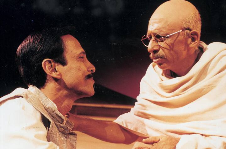 हे राम : बाबासाहेब अम्बेडकर के बाद, मोहन गोखले को कमल हसन की हे राम में गांधी की भूमिका निभाने के लिए फिर से साइन किया गया. लेकिन फिल्म की शूटिंग के दौरान मोहन गोखले का निधन हो गया और कमल हसन को भूमिका निभाने के लिए किसी और अभिनेता को चुनना पड़ा. इसके बाद नसीरुद्दीन शाह ने ये भूमिका निभाई. बता दें कि 'हे राम' गांधी की हत्या से पहले बोले गए आखिरी शब्द थे.