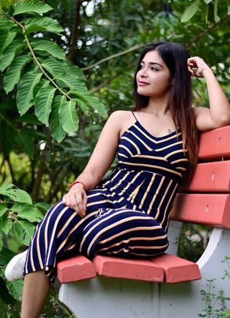 பூப்பறிக்க    நீயும்  போகாதே உன்ன  பார்த்தாலே பூகளுக்குள்  கத்தி  சண்டையடி