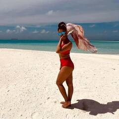 In Pics: रेड बिकिनी में समुद्र किनारे लंच एंजॉय करती नजर आईं Rubina Dilaik, तस्वीरें आपको भी कर देगी मदहोश