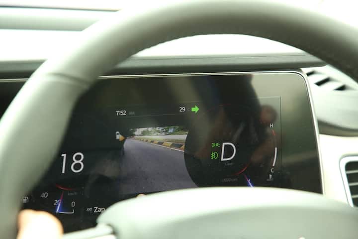 AX7 में ADAS ऑटोनॉमस फीचर्स, एयर प्यूरीफायर, डुअल-जोन क्लाइमेट कंट्रोल, साइड एयरबैग, मेमोरी के साथ 6 वे पावर एडजस्टेड ड्राइवर सीट, लेदर स्टीयरिंग और गियर लीवर आदि मिलते हैं. हमें लगता है कि MT और At दोनों के साथ AX5 पेट्रोल/डीजल मूल्य के मामले में अच्छी डील है, लेकिन निश्चित रूप से AX7 अभी भी कुल मिलाकर सबसे अच्छी लगती है अगर आपका बजट इसकी इजाजत देता है.