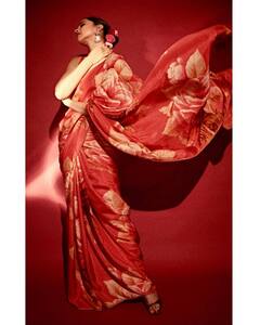 साड़ी पहनकर Deepika Padukone ढाती हैं कहर, अदा देख फैन्स हो जाते हैं दीवाने