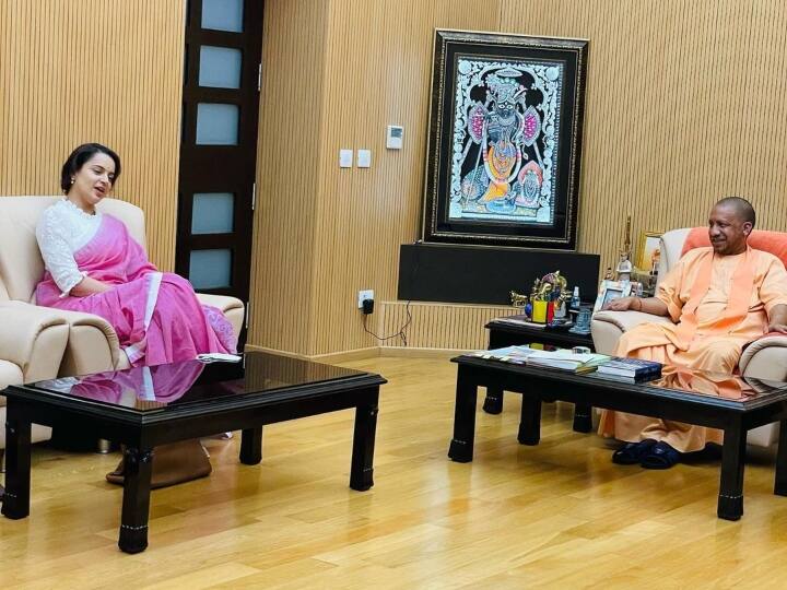 Kangana Ranaut Meets CM Yogi Says May your reign continues Maharaj jee Kangana Meets CM Yogi: सीएम योगी से मिलीं कंगना रनौत, कहा- रामचंद्र की तरह तपस्वी राजा का यूपी में राज रहे
