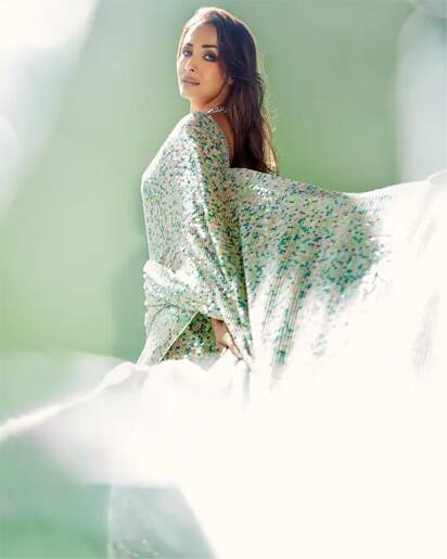 मनीष मल्होत्राने डिजाईन केलेली मल्टी सेक्विन फॉरेस्ट ग्रीन साडी आणि मलाइका अरोराचा हा सिज़लिंग लुक या वेडिंग सीजन में ग्लैमरचा तडका लावणारे. मलायका ने ही सुंदर साडी नेसून कपिल शर्मा च्या शोचा पारा वाढवलाय..