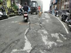 पहाड़ों की रानी Mussoorie की सड़कों का हाल बेहाल, लगातार हो रहे भूस्खलन से लोग परेशान