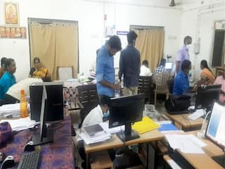 ராமநாதபுரம் பத்திரப்பதிவு அலுவலகத்தில் லஞ்ச ஒழிப்புத்துறை திடீர் சோதனை - 1.58 லட்சம் பறிமுதல்