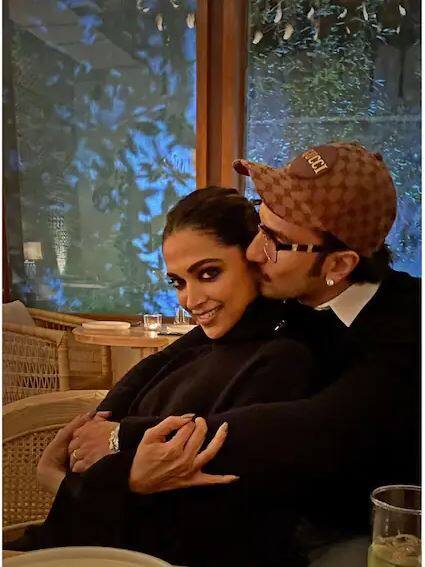 ਵਿਨੀਤਾ ਚੈਤਨਿਆ ਨੇ ਖੁਦ ਰਣਵੀਰ ਤੇ ਦੀਪਿਕਾ ਨਾਲ ਇਹ ਫੋਟੋ ਸਾਂਝੀ ਕੀਤੀ ਹੈ। ਇਸ ਫੋਟੋ ਨੂੰ ਸ਼ੇਅਰ ਕਰਦੇ ਹੋਏ ਉਨ੍ਹਾਂ ਨੇ ਕੈਪਸ਼ਨ ਵਿੱਚ ਲਿਖਿਆ, 