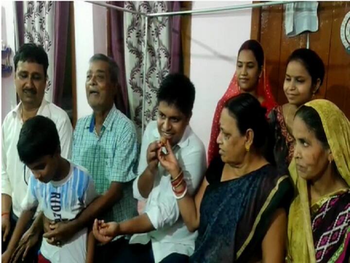 The candidate made a mistake in viewing the result of UPSC, after seeing the wrong result, distributed sweets in saharsa ann बेटे ने पास किया UPSC तो परिजनों ने जमकर बांटी मिठाई, फिर हुआ कुछ ऐसा जिससे बदल गया पूरा माहौल