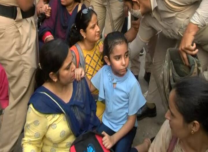 ਪ੍ਰਦਰਸ਼ਨ ਕਰ ਰਹੇ ਅਧਿਆਪਕਾਂ ਨੇ ਕਿਹਾ ਕਿ ਪੰਜਾਬ ਸਰਕਾਰ ਨੇ 2016 ਵਿੱਚ 6505 ਅਧਿਆਪਕਾਂ ਦੀ ਭਰਤੀ ਕੀਤੀ ਸੀ।ਪਰ ਇਨ੍ਹਾਂ ਵਿੱਚੋਂ 180 ਅਧਿਆਪਕਾਂ ਨੂੰ ਇਹ ਕਹਿ ਕੇ ਹਟਾਉਣਾ ਦੀ ਕੋਸ਼ਿਸ਼ ਕੀਤੀ ਸੀ ਕਿ ਇਹ ਅਧਿਆਪਕ ਜ਼ਿਆਦਾ ਭਰਤੀ ਹੋ ਗਏ ਹਨ।