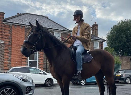 Viral Video: ब्रिटेन में पेट्रोल की कमी के बीच घोड़े पर सवार होकर पंप स्टेशन पहुंचा शख्स