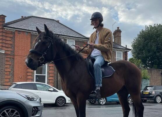 Viral Video: A Man Rides Horse To Petrol Station Amid UK Fuel Crisis Viral Video: ब्रिटेन में पेट्रोल की कमी के बीच घोड़े पर सवार होकर पंप स्टेशन पहुंचा शख्स