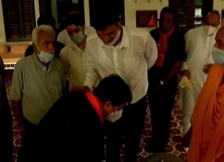 Vadodara : Minister Rajendra Trivedi join hand to youth at Swaminarayan temple ગુજરાતના ક્યા દિગ્ગજ મંત્રી મંદિરમાં પોતાનાં જૂતાં ઉપાડીને લાવનારા યુવકને લાગ્યા પગે ? ફરી આવું નહીં કરવા કરી વિનંતી