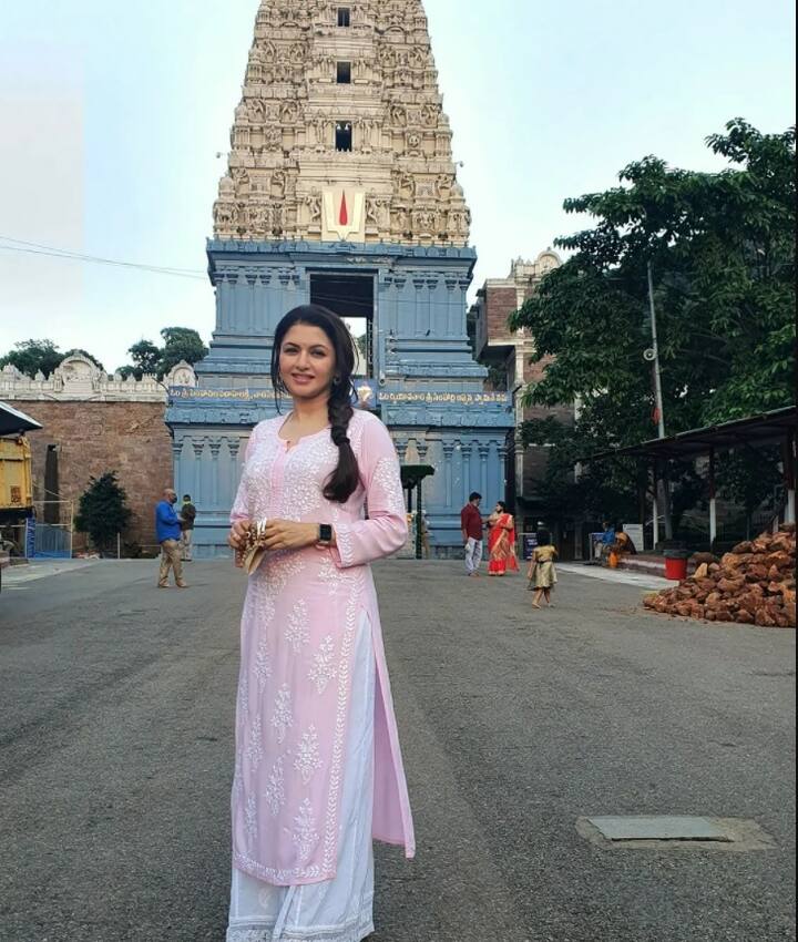 (Image credit: Instagram)ఆ ఫోటోలను తన ఇన్ స్టా ఖాతాలో పోస్టు చేశారు. అప్పట్లో బాలీవుడ్ ఉర్రూతలూగించిన నటి భాగ్యశ్రీ.