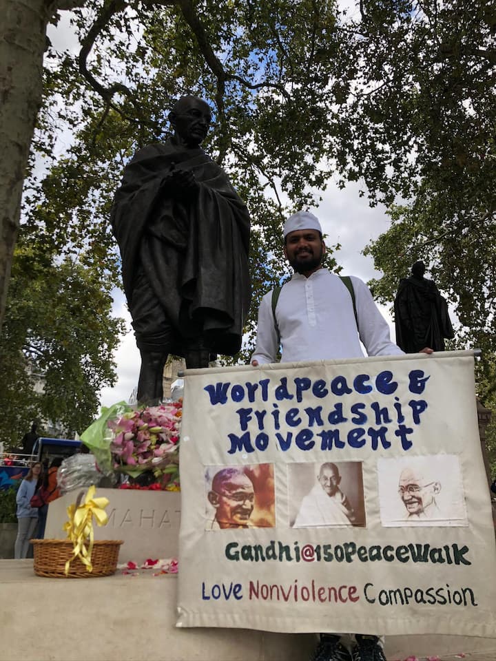 याच प्रेरणेने भारावून त्याने महात्मा गांधींचा अहिंसेचा व शांतीचा संदेश जगभरात पोहोचविण्याचा निर्णय घेतला.