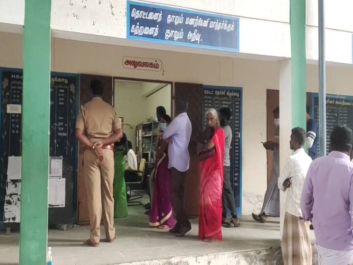 மாணவர்களை அடித்து உதைத்த ஆசிரியர்... தலைமை ஆசிரியர் முன்னிலையில் பெற்றோர்கள் மீதும் பாய்ச்சல்!