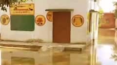 Jaunpur के एक स्कूल के अजब कहानी, पेड़ पर शिक्षक और पाठशाला में पानी | Mudde Ki Baat