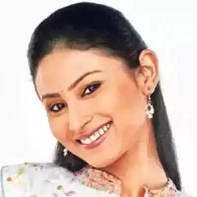 मौनी रॉय ने 12वी पर्यंतचा अभ्यास बंगालमधून केलाय ज्यानंतर ती ग्रॅजुएशन साठी दिल्लीला आली