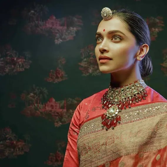 দীপিকা তাঁর আরও একটি রয়্যাল লুক সামনে আনতে গিয়ে লাল রঙের বেনারসি শাড়ির সঙ্গে রাজস্থানি গহনা পরেছিলেন।