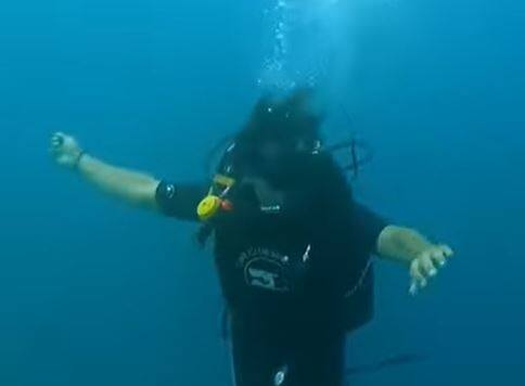 Neeraj Chopra Maldives Holiday Olympic Gold Medalist enacts underwater Javelin Throw check out Neeraj Chopra: నీటిలోనూ నీరజ్ కు అదే ఆలోచన.. స్కూబా డైవ్ చేస్తూ.. జావెలిన్ విసిరాడిలా..