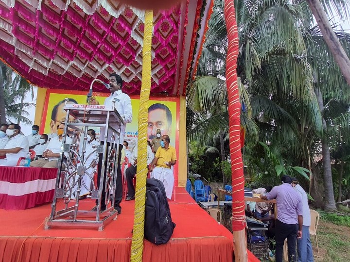 உள்ளாட்சி தேர்தல்: கூட்டம் இல்லாததால் அன்புமணி வருவதற்கு முன் காலி சேர்களை அப்புறப்படுத்திய நிர்வாகிகள்