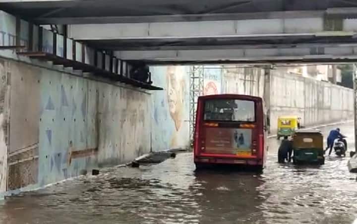 Ahmedabad Rain :  bus trapped in Mithakhali underpass after water logging Ahmedabad Rain : થોડા જ વરસાદમાં મીઠાખળી અંડરપાસમાં ભરાયા પાણી, બસ ફસાઇ