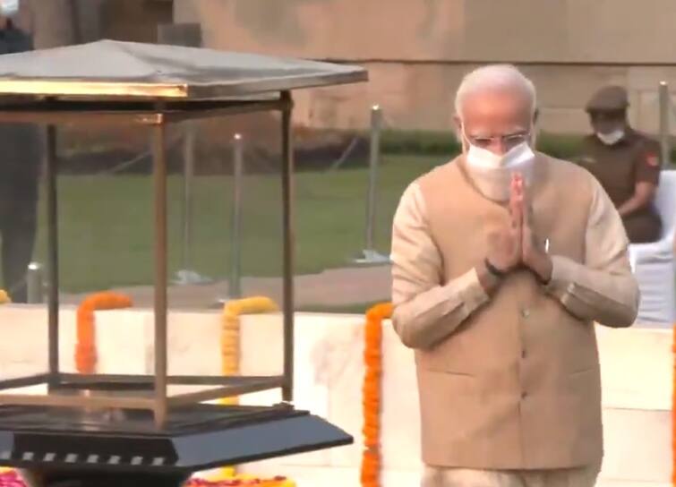 Gandhi Jayanti 2021: PM Modi pays tribute to Mahatma Gandhi at Rajghat on his 152nd birth anniversary Gandhi Jayanti: PM મોદીએ રાજઘાટ જઈને બાપુને આપી શ્રદ્ધાંજલિ, ટ્વીટ કરીને કહી આ વાત