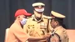 CM Yogi ने पुलिसकर्मियों को किया सम्मानित, दिया ये सख्त संदेश | Hindi News