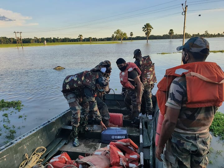 অজয়ের ভয়াল স্রোতে বানভাসি পূর্ব বর্ধমানের বিস্তীর্ণ এলাকা। আউশগ্রাম থেকে মঙ্গলকোট, যেদিকে দুচোখ যায়, শুধু জল আর জল।  ভিটেমাটি হারিয়ে আশ্রয়হীন অসংখ্য মানুষ।