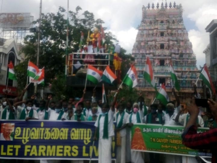 தஞ்சாவூர்: வேளாண் சட்டங்களை நீக்க கோரி காந்தி சிலையிடம் குழந்தைகள் மனு