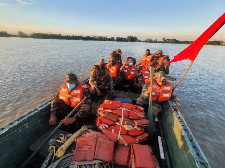 আরামবাগ পুর-এলাকায় জল নামতে শুরু করেছে। তবে বাড়ি-ঘর কাদা আর পলিতে ভরে যাওয়ায় দুর্গতি বেড়েছে বাসিন্দাদের। তবে দামোদরের জলে প্লাবিত তারকেশ্বর ব্লকের চাঁপাডাঙা এলাকা। একাধিক বাড়ি, দোকানে জল ঢুকেছে। জলমগ্ন কৃষিজমিও।