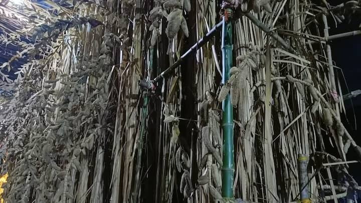 মণ্ডপে ঢুকলেও অদ্ভুত এক পরিবেশ তৈরি হচ্ছে।