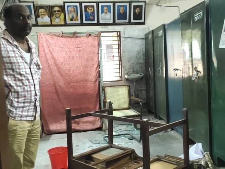 மாணவர்களை அடித்து உதைத்த ஆசிரியர்... தலைமை ஆசிரியர் முன்னிலையில் பெற்றோர்கள் மீதும் பாய்ச்சல்!