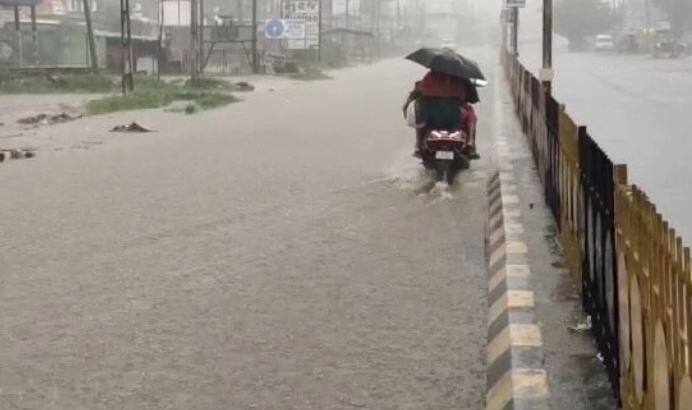 Due to heavy rains in the state 56 roads closed ભારે વરસાદને પગલે અનેક રસ્તાની સ્થિતિ કફોડી,  રાજયનાં 56 ૨સ્તા બંધ