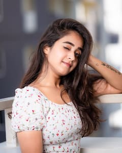 Deepthi sunaina Photos: కన్నుకొట్టి కవ్విస్తున్న దీప్తి... అభిమానుల ఫిదా