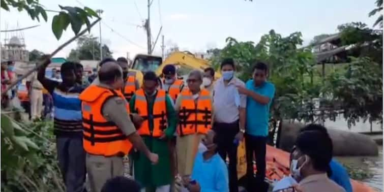 west midanpore ghatal Manasaranjan Bhuiyan, Minister for Water Resources Development, Government of West Bengal, visited the submerged area West Midnapore: ঘাটালে জলমগ্ন এলাকা পরিদর্শনে জলসম্পদ উন্নয়ন মন্ত্রী মানসরঞ্জন ভুঁইয়া