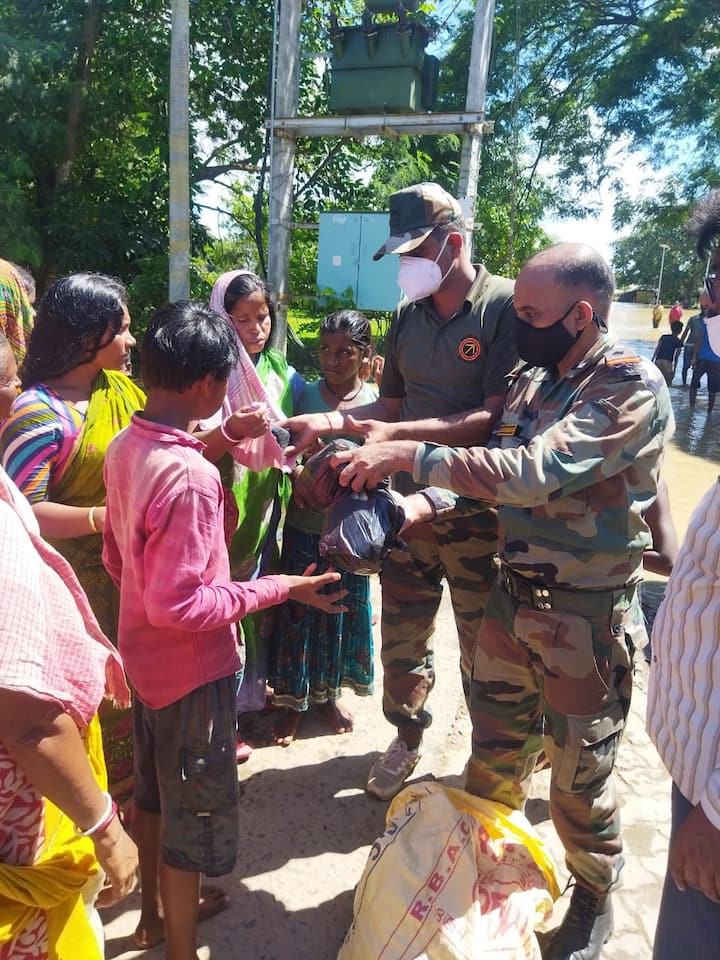 নানুরের বাসাপাড়া এলাকায় বহু গ্রামে জল ঢুকেছে। সুন্দরপুর-সহ বিস্তীর্ণ এলাকা প্লাবিত। বাসাপাড়া বাজার এলাকায় বাড়িঘর, দোকানে জল ঢুকেছে। ঝাড়খণ্ডের শিকাটা জলাধার থেকে জল ছাড়ার কারণে অজয়ের বাঁধ ভেঙে এই বিপত্তি বলে স্থানীয় প্রশাসনের দাবি।