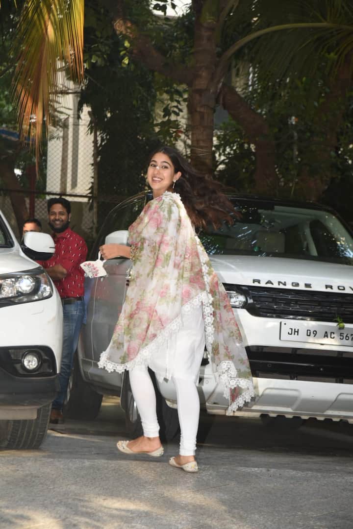 सारा अली खान उन यंग एक्ट्रेसेस में से एक हैं, जिन्होंने सूट सलवार को भी फैशन स्टेटमेंट बना दिया है. सारा अक्सर इंडियन अटायर में नजर आती हैं और बेहद ही खूबसूरत लगती हैं.