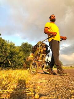 Mahatma Gandhi | महात्मा गांधींच्या विचारांनी प्रेरित होऊन तरुणाची पायी जगभ्रमंती! पहा जगभरातील फोटो