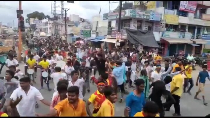 ருத்ரதாண்டவம் படத்திற்காக தடையை மீறி நடத்தப்பட்ட ஊர்வலம் - போலீசை கண்டதும் சிதறி ஓடிய இளைஞர்கள்