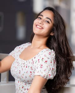 Deepthi sunaina Photos: కన్నుకొట్టి కవ్విస్తున్న దీప్తి... అభిమానుల ఫిదా