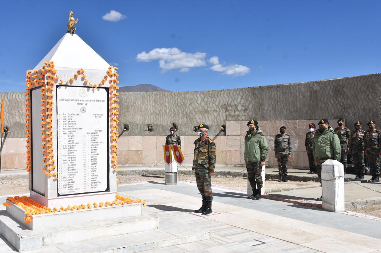 LAC पर तैयारियों का जायजा ले रहे हैं आर्मी चीफ नरवणे, युद्ध स्मारक पर शहीदों को दी श्रद्धांजलि